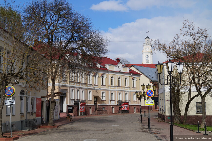 Старый город в Витебске. Над крышами виден шпиль городской Ратуши