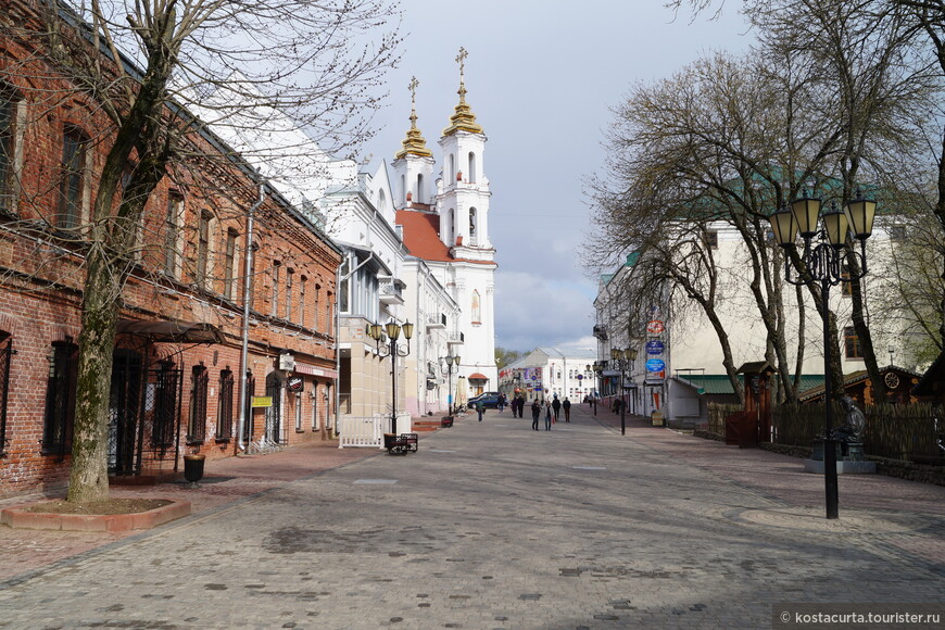 Старый город в Витебске. В центре невероятная по красоте Воскресенская церковь.