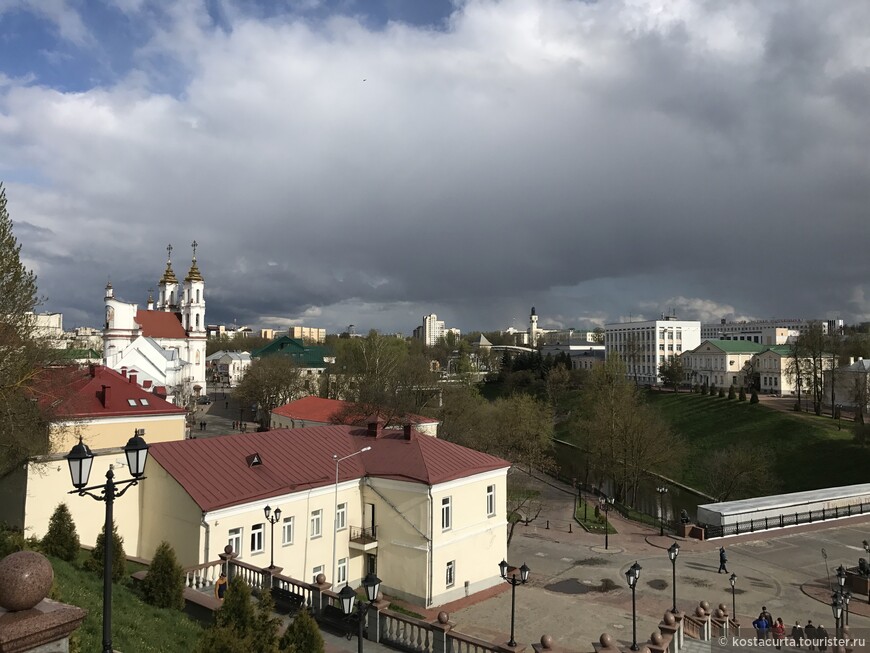 Вид на Витебск с обзорной площадки у Успенского собора. На этом кадре хорошо видна Воскресенская церковь.