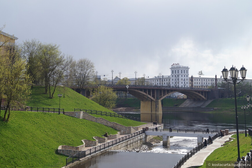 Вид на мост Кирова и место, где река Витьба впадает в Западную Двину. 