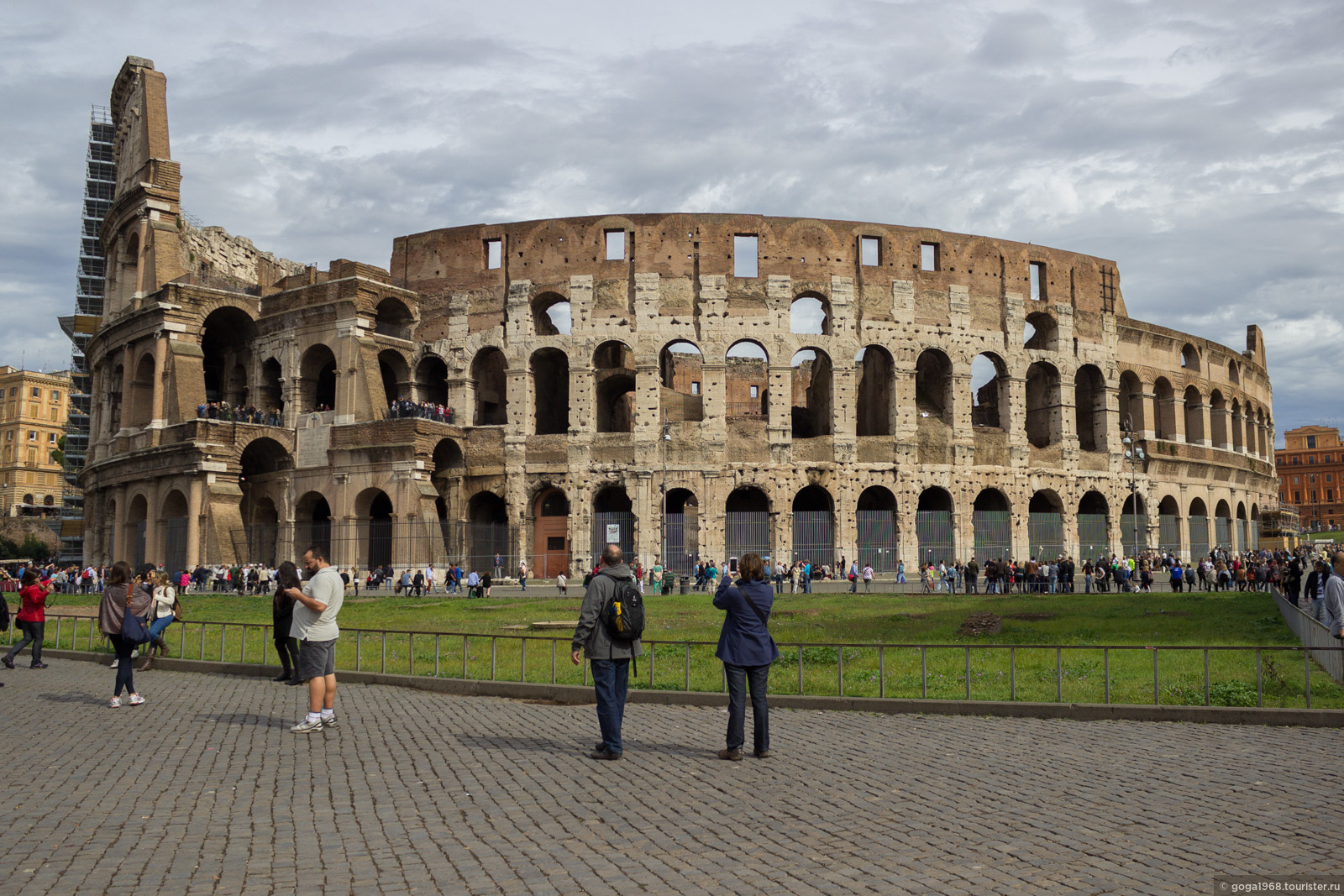 Колизей рядом. Италия столица Рим Колизей. Памятники Италии Колизей. Амфитеатр Колизей в Италии.
