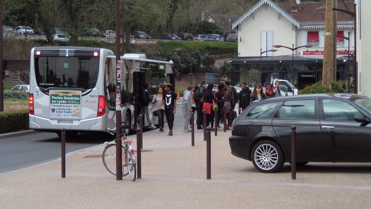 Остановка автобуса №1 на станции Fontainebleau Avon