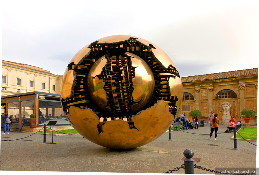 Скульптор Арнальдо Помодоро создал свой шар в 1990 г.