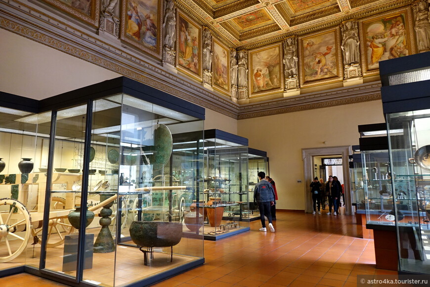 Этрусский музей состоит из нескольких залов, особенно интересна экспозиция драгоценных украшений.