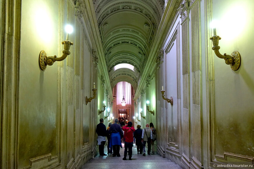 Галерея перехода из музеев в собор Святого Петра.