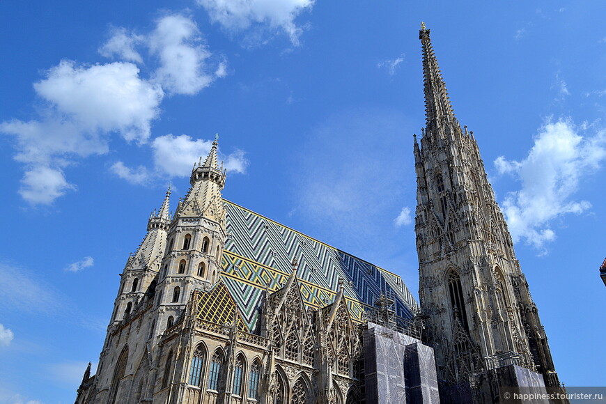Собор святого Стефана - символ Вены. Он значительно выбивается из общей архитектурной картинки города, делаясь еще более загадочным.
