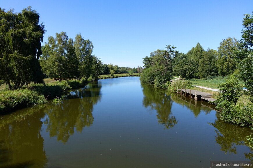 Велодорожка местами проходит по берегу живописного канала.