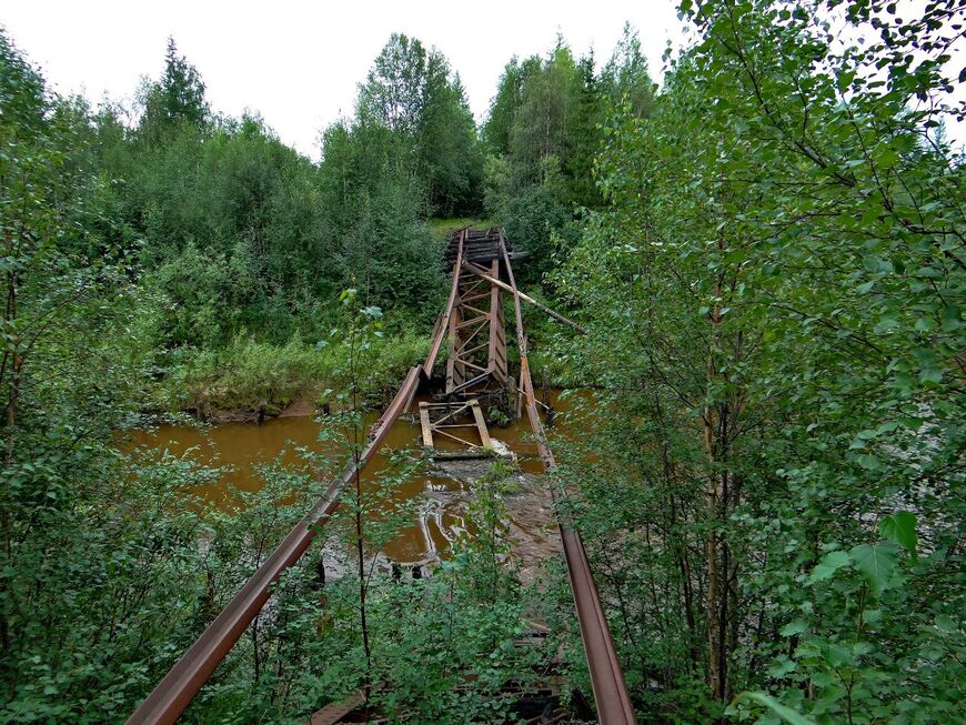 Остатки железнодорожного моста через реку