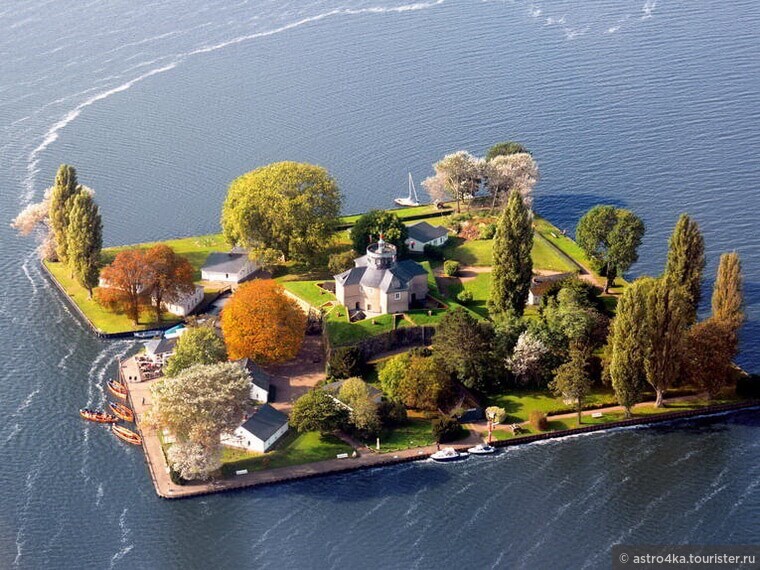 Фото с интернета. Остров представляет собой старинное фортификационное сооружение с размерами 120 х 120 метров.