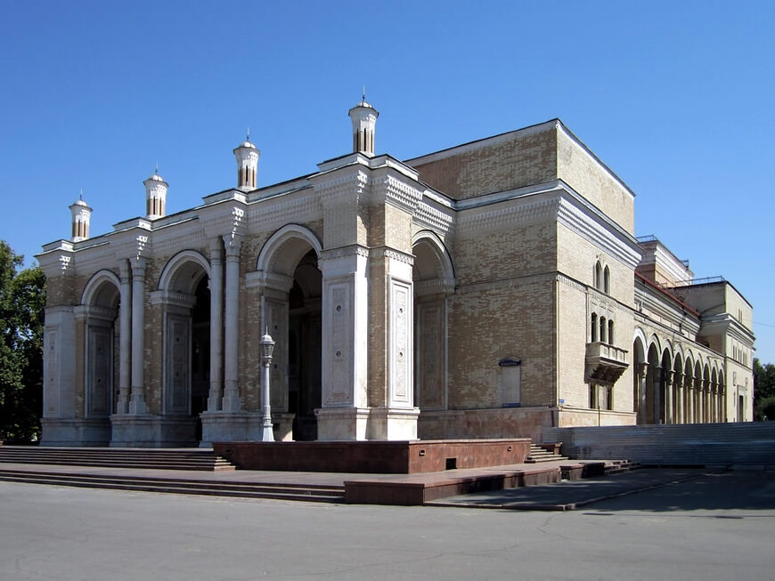 Большой театр имени Алишера Навои в Ташкенте