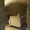 Столик ресторана среди римскимх раскопках