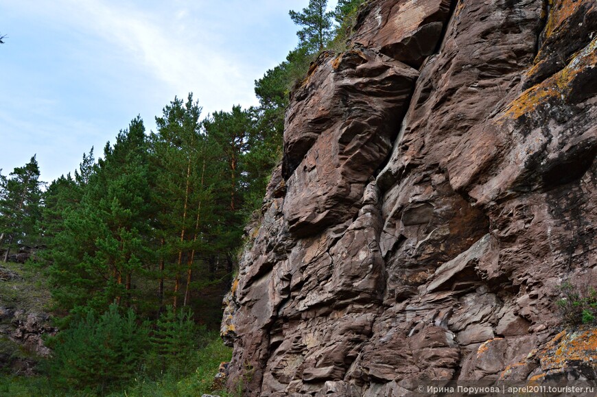 На этих скалах можно увидеть многочисленные петроглифы