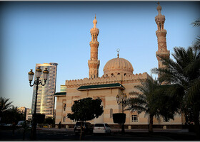 Мечеть Аль Маджаз расположена в центральной части города Шарджа, на побережье лагуны Халид и представляет собой великолепный памятник архитектуры. Мечеть, выполненная в уникальном архитектурном стиле, с двумя стройными минаретами, является главной архитектурной доминантой одноименного парка Аль Маджаз, раскинувшегося вокруг нее.
