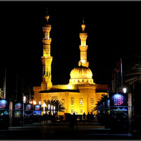 Мы ожидали, что мечеть Аль Маджаз, расположенная в парке, тоже примет участие в фестивале света, но - нет...
