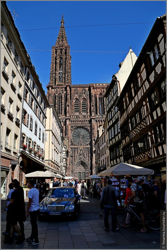 Западный фасад Страсбургского Собора Нотр-Дам. Его строительство началось в 1277 году под руководством Эрвина де Штайнбаха из розового песчаника