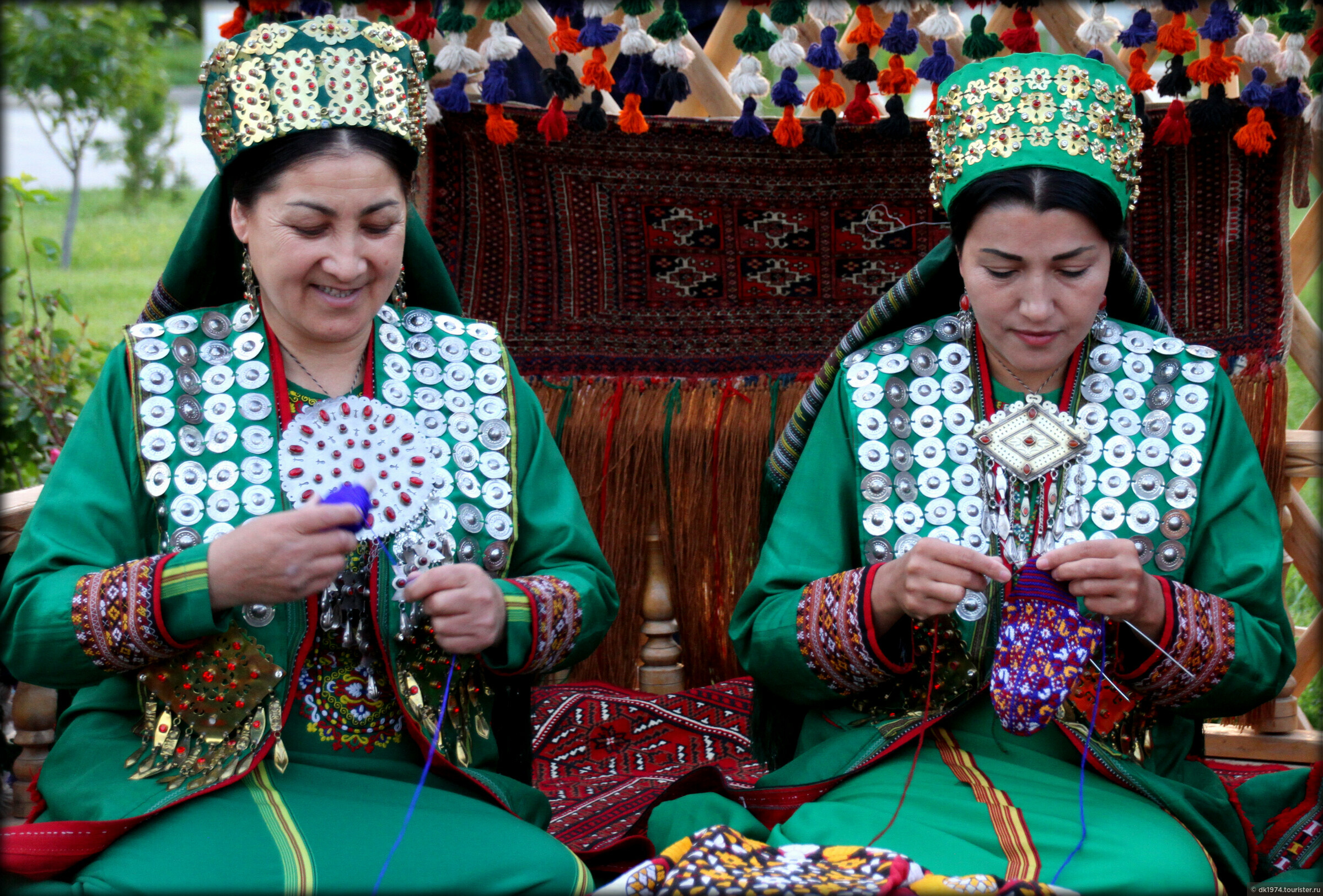 Сколько туркмен. Туркмения туркменки. Туркмены Жужань. Туркменистан национальный головной убор. Национальная одежда Туркмении гупба.