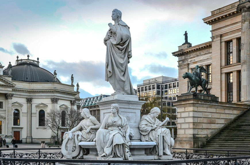 Памятник Фридриху Шиллеру на площади Жандарменмаркт