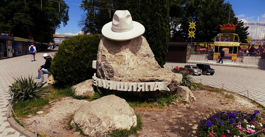 Памятник «Белая шляпа» в Анапе