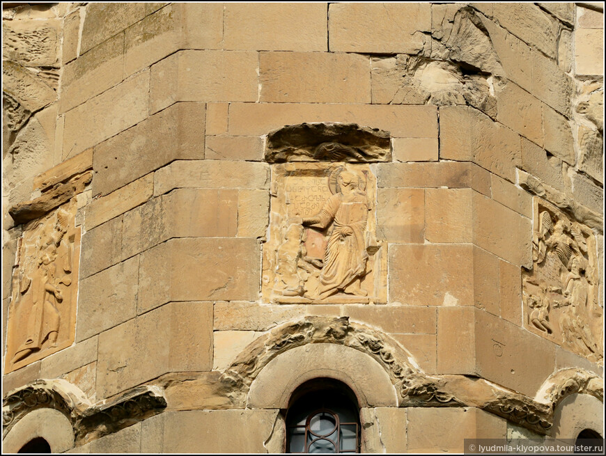 На центральной апсиде над тремя центральными окнами помещены рельефные изображения эрисмтаваров (царей) Иверии