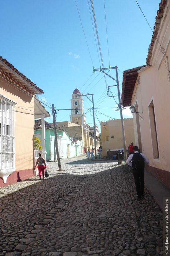 Улица недалеко от Iglesia y Convento de San Francisco de Asis.