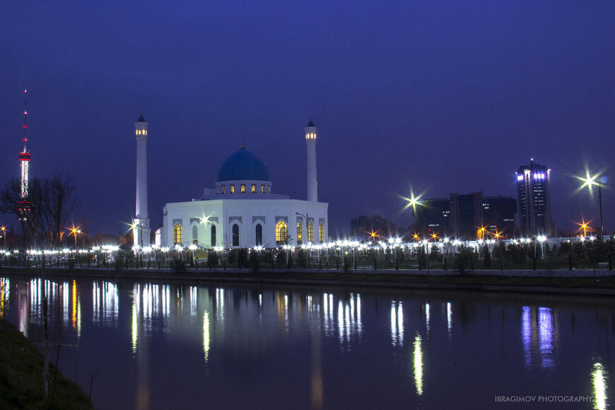 Мечеть Минор в вечернее время: вид с канала Анхор