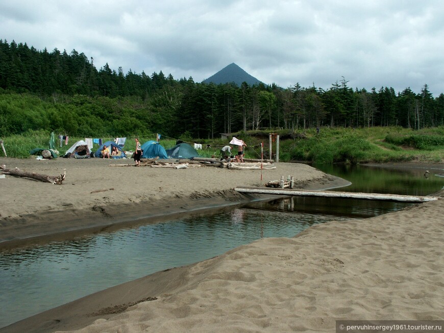 Вид на территорию лагеря с песчаной косы