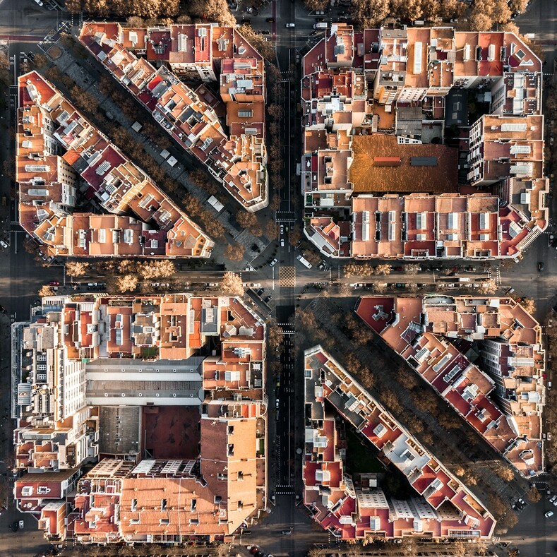 Прекрасная Барселона и ее симметрия на фотографиях с дрона