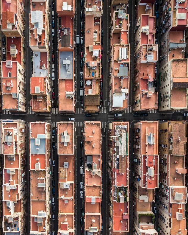 Прекрасная Барселона и ее симметрия на фотографиях с дрона