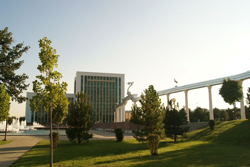 Ансамбль колонн и Министерство культуры Республики Узбекистан
