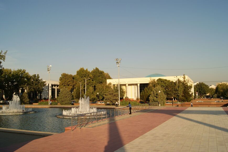 Площадь Независимости в Ташкенте (Mustaqillik Maydoni)