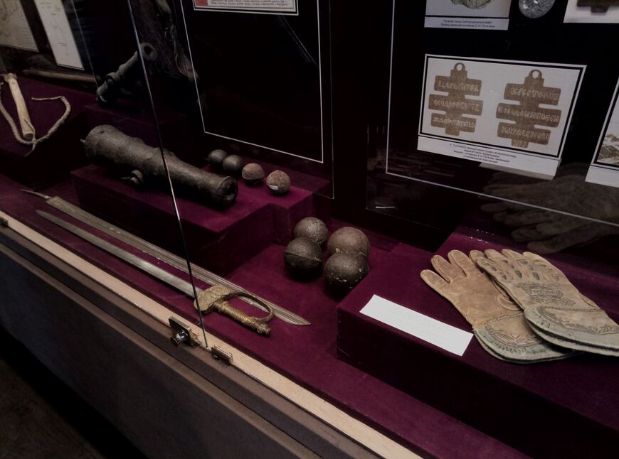Экспозиция музея: орудия и расшитые перчатки