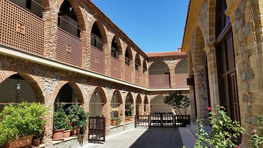 Двор монастыря Махерас