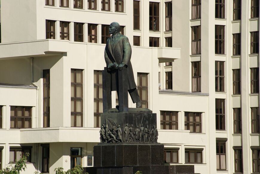 Памятник Ленину рядом с Домом правительства