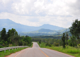 Горы, поля, цветы, зелень и отличные, но почти пустые дороги - это норма для провинции Лёй