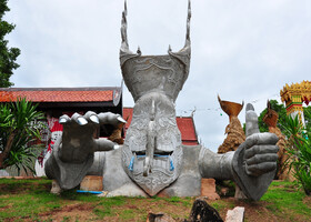 Пхи Та Кхон - фестиваль призраков, и при своей странной форме, в виде процессий в костюмах и масках, с фаллосами в руках, приурочен таки к буддизму
