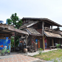 Уже на подъезде к Чианг Кхану встречаются замысловатого вида деревянные домики, покрытые граффити на столь же неоднозначные темы