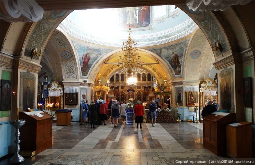 Крестовоздвиженский храм тюмень. Знаменский собор Тюмень внутри. Знаменский кафедральный собор Тюмень внутри. Крестовоздвиженская Церковь Тюмень. Знаменский собор Тюмень фото внутри храма.