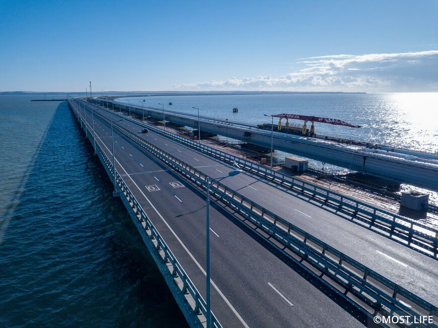 Январь 2019г.: укладка рельсошпальной решетки на морском участке Крымского моста.