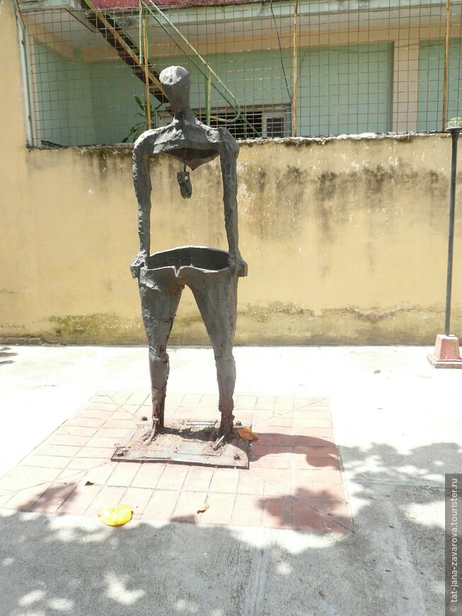 Скульптура на улице Санта-Клары.