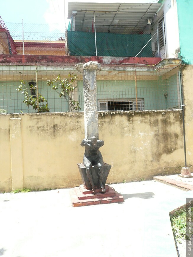 Скульптура на улице Санта-Клары.