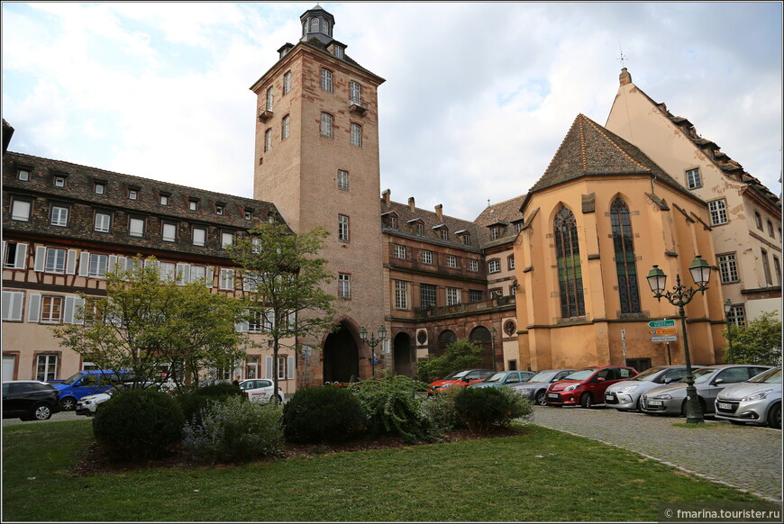 Площадь Старого Госпиталя (Pl. de l'Hopital) Башня госпиталя сохранилась со времен средневековья, она являлась частью городских укреплений. 