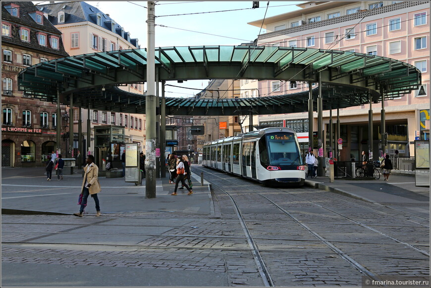 Площадь Железного человека сейчас является основным транспортным узлом Страсбурга. Под этой стеклянной ротондой на трамвайной остановке сходятся четыре из шести трамвайных линий города.