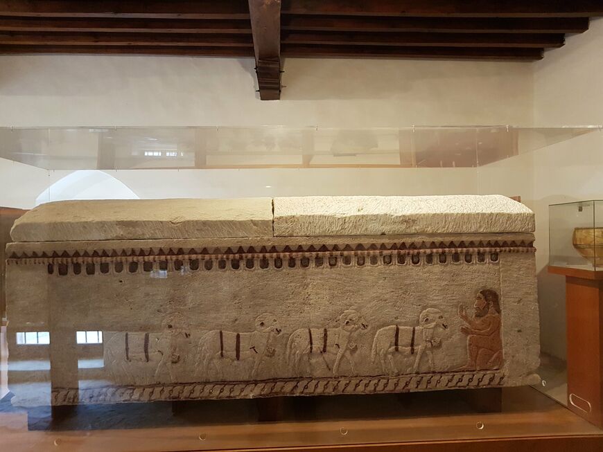 Древний саркофаг