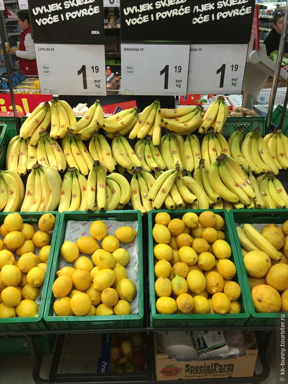 Как на зло, мне захотелось бананов именно в поездке...но переплачивать в 2 раза (у нас около 60 руб/кг) я оказалась не готова.
Из фруктов брали яблоки, причем они были вкусные и сочные - 0,60 евро/кг, и апельсины - тоже сочные ( около 0,70 евро/кг).
Можно найти приличное манго за 3,60 евро/кг.

Кстати, впервые столкнулась в Европе с 1 и 2  категориями у фруктов и овощей. Вспомнила Булгакова, что свежесть бывает только первая))) Но в данном случае, это история скорее про размер и эстетический вид фруктов.