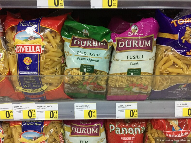 А вот макаронных изделий в Черногории очень много - на любой вкус. Большая часть пасты произведена в Италии. 
Самые дешевые макароны 0,45 евро. 
