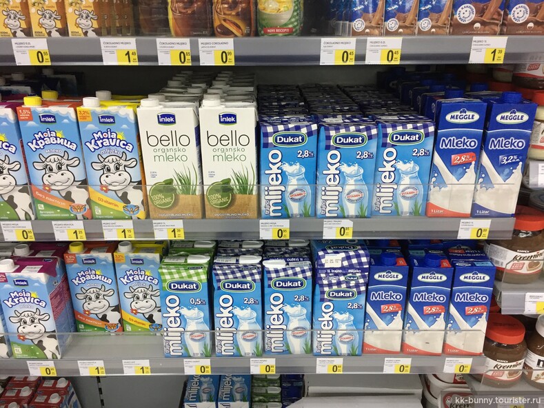 Молоко всё долгоиграющее. 1 литр в среднем 0,85 евро.
Есть кефир и йогурт, но только в небольшом объеме (до 0,5 л.)