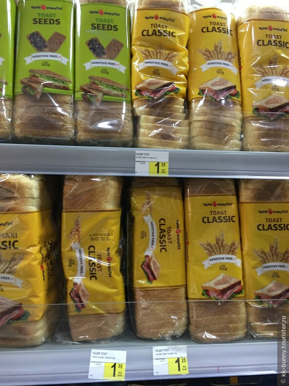 Можно купить хлеб в магазине, но лучше, конечно, взять свежий в пекарне. Пекарен (по-сербски pekara) очень много в любом городе.

Также в пекарнях есть и пирожные. Вкусная пахлава.