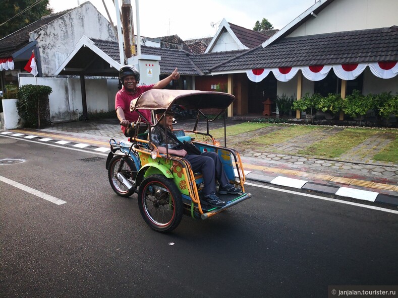 C развитием он-лайн такси в Индонезии, велориши потеряли своего клиента и их стало гораздо меньше. Но моторикши деражать планку и возят, возят, возят. 