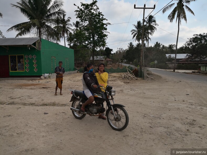Лихие девушки на острове Сумба готовы водить любой мотоцикл. 