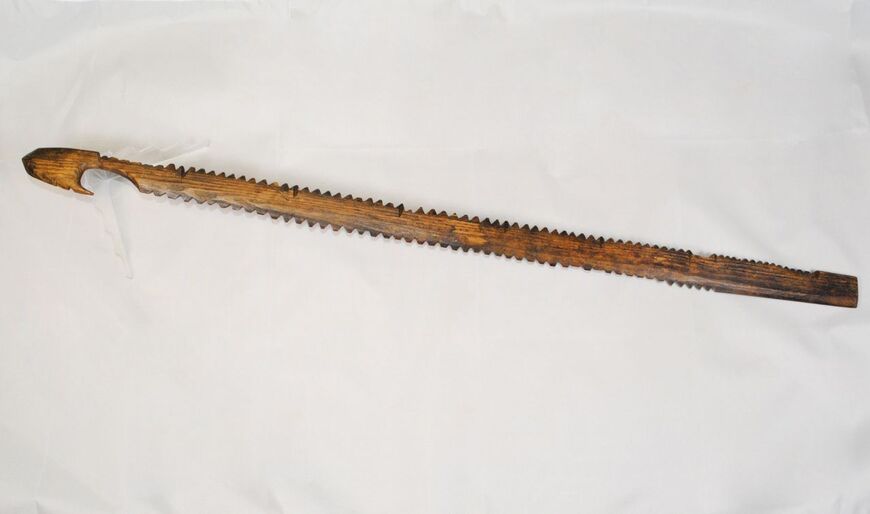 Одна из находок — счетная палочка с зарубками, предположительно XVII век —первая треть XVIII века
